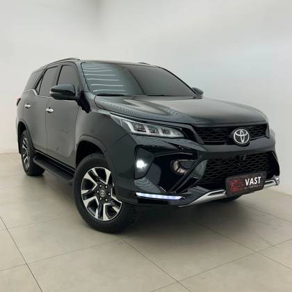 TOYOTA HILUX SW4 2.8 D-4D TURBO DIESEL DIAMOND 7L 4X4 AUTOMÁTICO TOYOTA HILUX SW4 2.8 D-4D TURBO DIESEL DIAMOND 7L 4X4 AUTOMÁTICO
